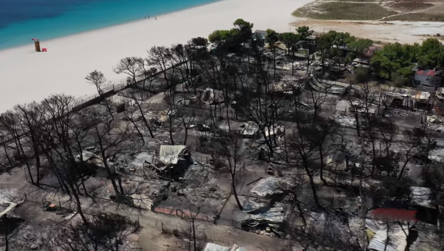 Rischio bomba ecologica al Tamarix di Quartu: “Resti di pannelli fotovoltaici e plastica, pericolo diossina”