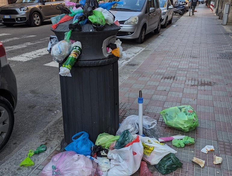 Cestini portarifiuti invasi da buste della spazzatura a Cagliari, Truzzu: “Uno sconcio per colpa di pochi incivili”