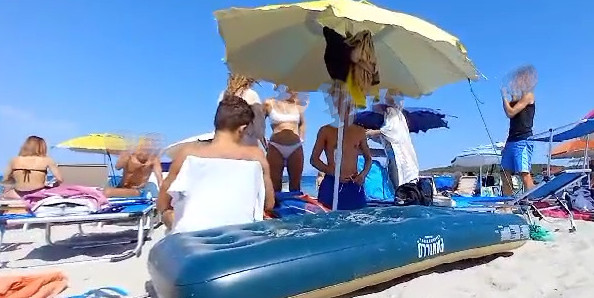 Turisti cafoni in Sardegna: “Buttano i lettini sui bagnanti a Pittulongu e insultano la nostra isola”