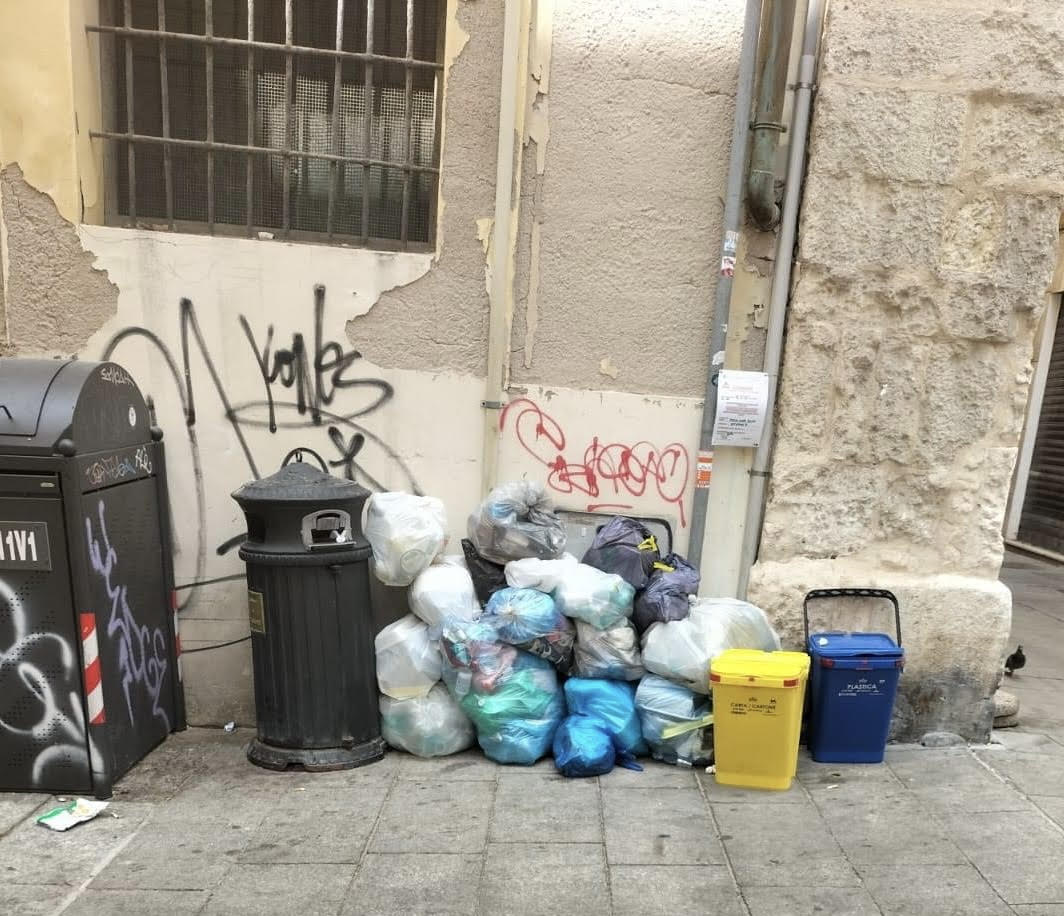 Cagliari sporca e piena di immondizia: a mezzogiorno cumuli di rifiuti in pieno centro