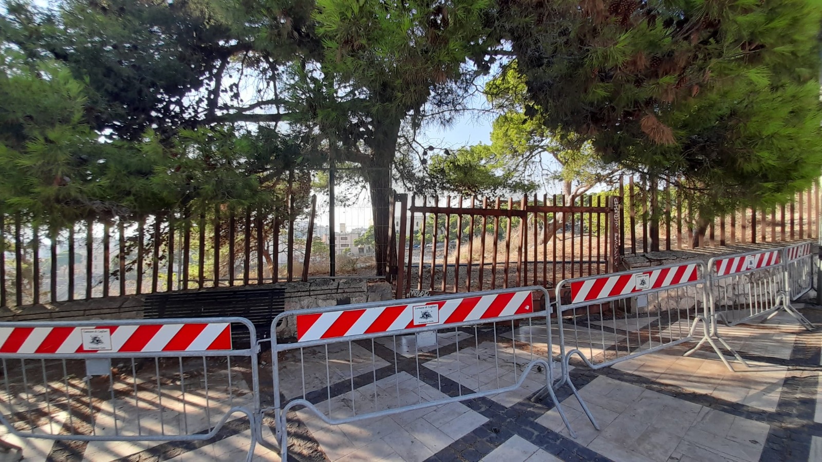 “Anfiteatro romano abbandonato a Cagliari: Truzzu non lo riapre, aggiunge altre transenne”