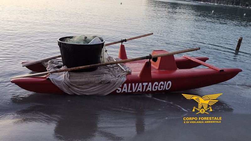 Bagnino fuori servizio utilizza il pattino per pescare abusivamente al Poetto: multa da capogiro