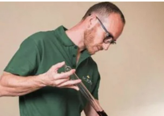 Cerca di salvare il collega che si sente male, enologo cade nella cisterna del vino e muore