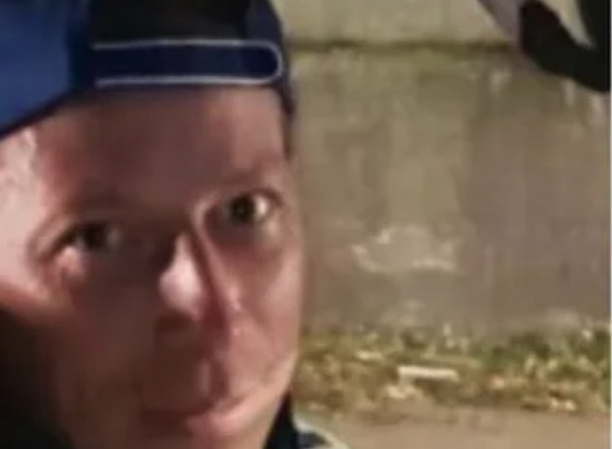 Uccide a pugni la madre sul balcone, i vicini chiamano i soccorsi