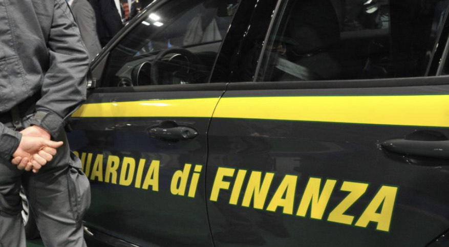 Usa la carta di credito dell’amico morto per fare acquisti online: denunciato un 40enne