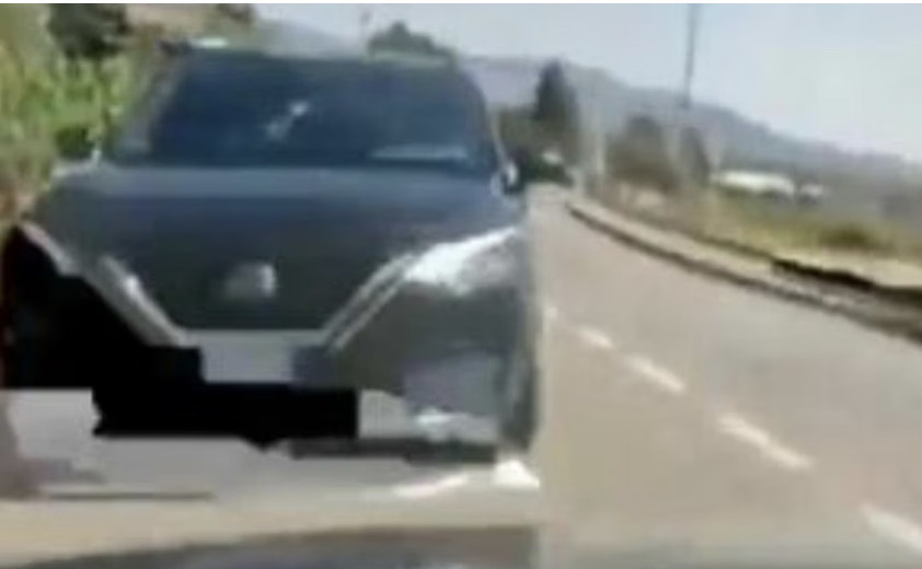 Fa una diretta Facebook mentre guida: feriti una mamma e due bimbi