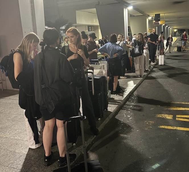 Zero taxi all’aeroporto di Cagliari e decine di passeggeri per strada: benvenuti nel terzo mondo