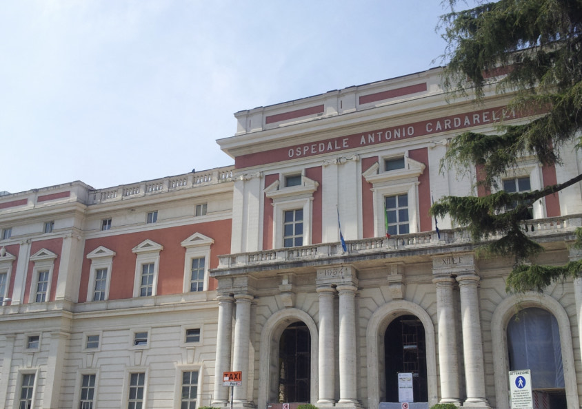 Follia a Napoli, un uomo dà fuoco a una donna per una lite di condominio