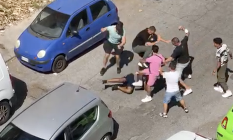 Tenta di rapinare un’anziana, il video del pestaggio dell’aggressore diventa virale