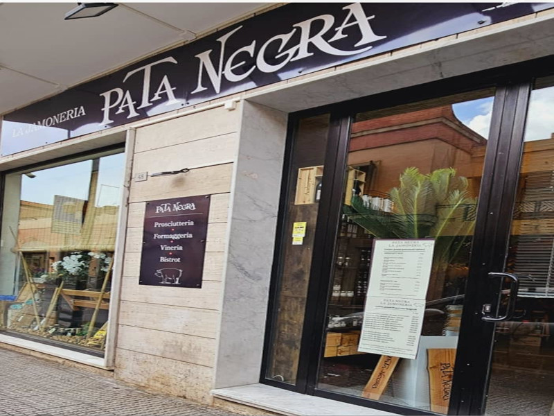 Quartu, ladri scatenati assaltano la prosciutteria di via Porcu: “Danni ingenti ma ci siamo già rialzati”