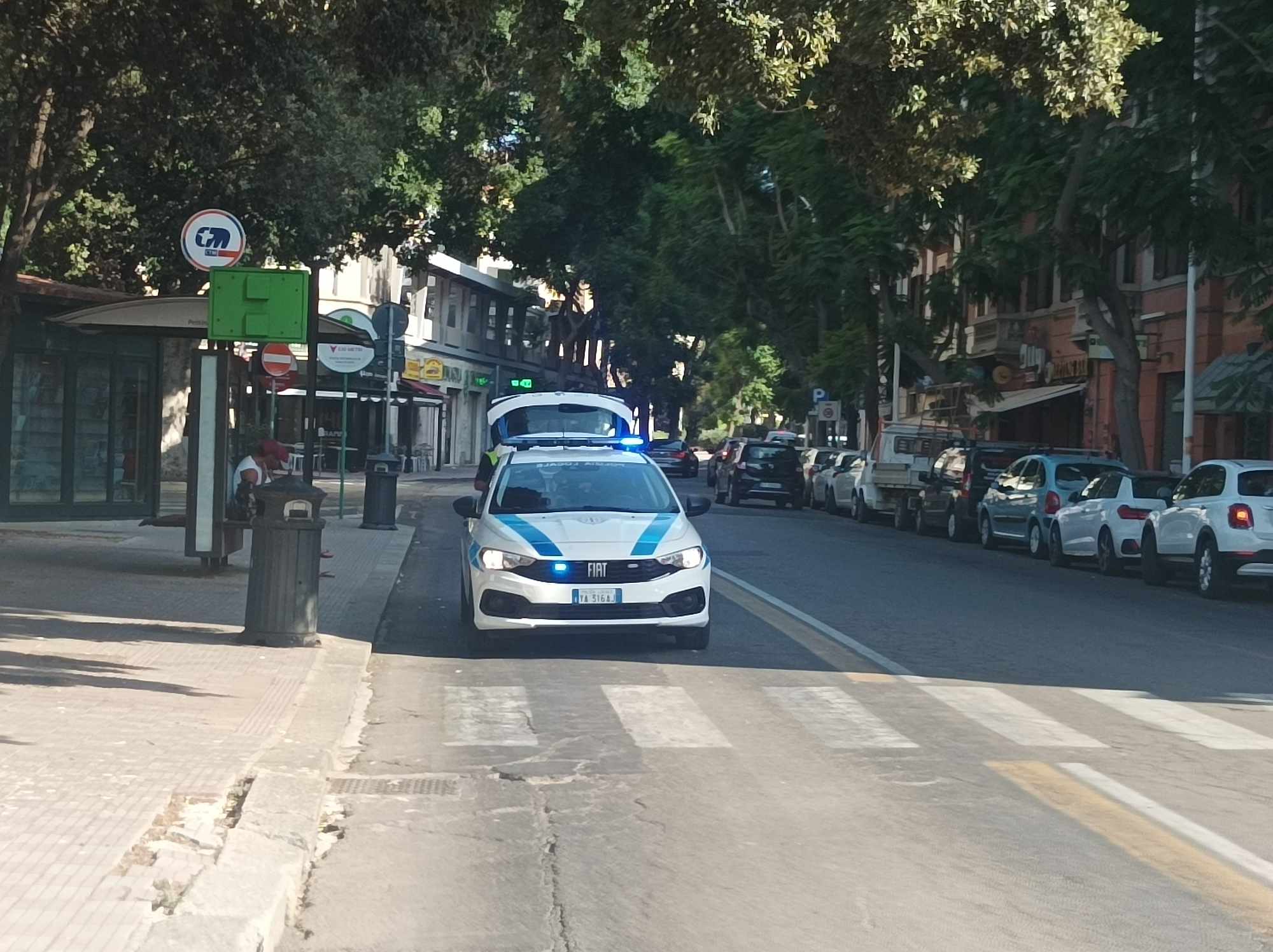 Cagliari, autista Ctm frena per evitare di colpire una Smart: passeggera cade e batte la testa