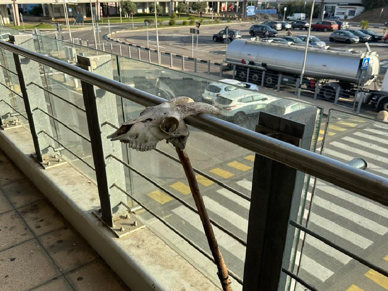 Elmas, all’aeroporto spunta un bastone da sciamano col teschio di un caprone