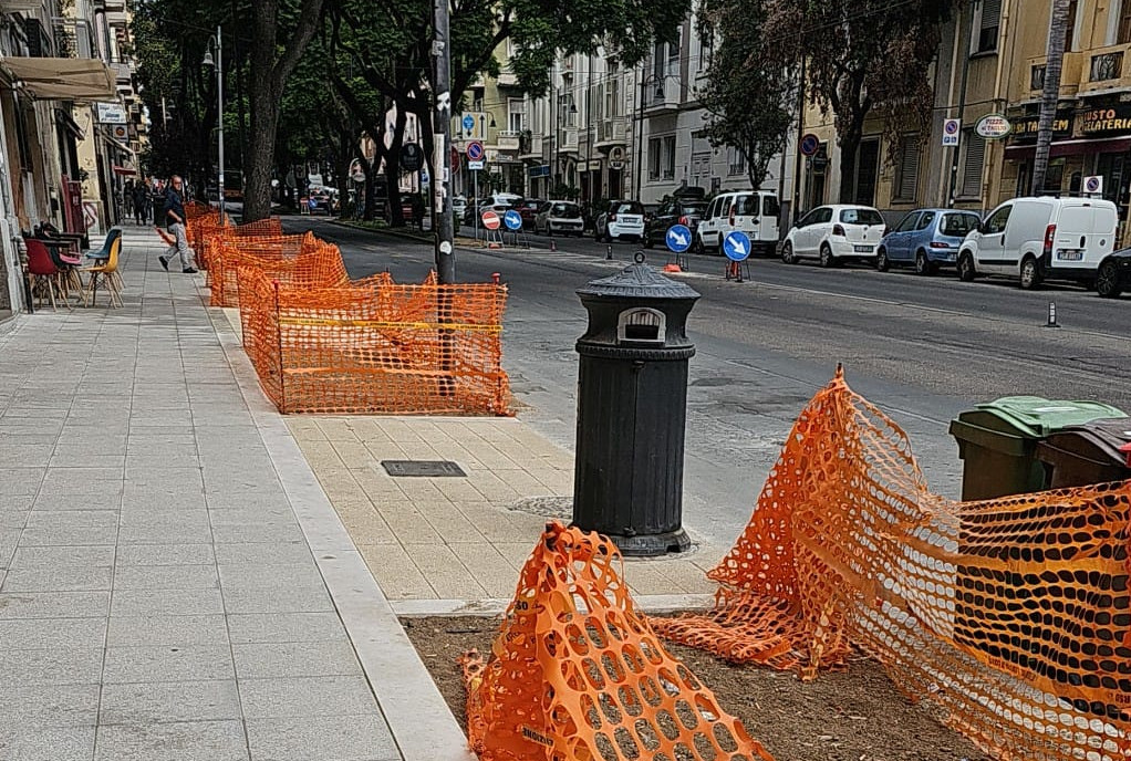 Cagliari, transenne distrutte e caos in via Dante: “E il Comune pretende i soldi delle concessioni per i tavolini”
