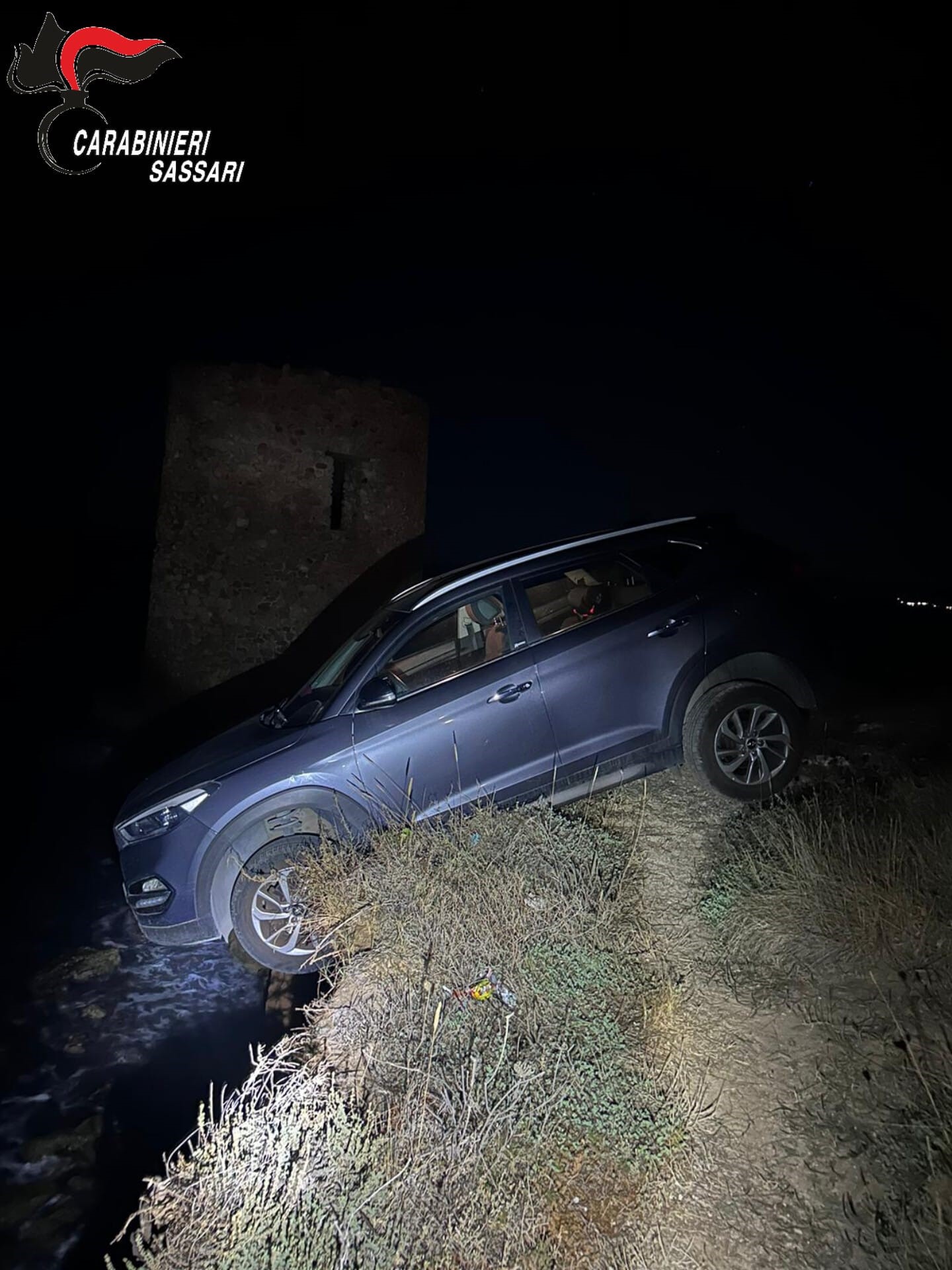 Sardegna, tenta il suicidio lanciandosi in mare con l’auto: salvata dai carabinieri