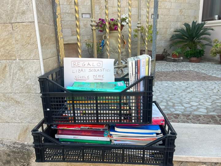 Prezzi choc ovunque, il bel gesto di una donna di Mandas: “Regalo i libri delle scuole medie”