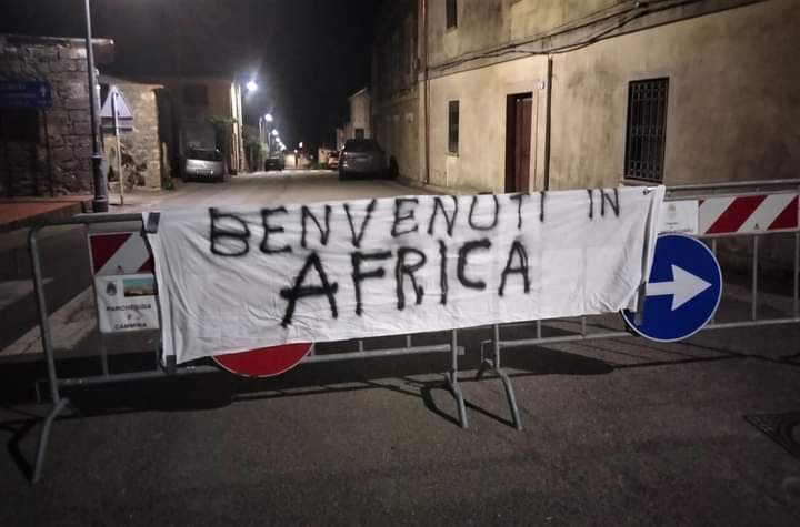 Striscione shock alle porte di Villanovaforru: “Benvenuti in Africa”