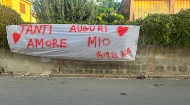 Maracalagonis, uno striscione per augurare all’amata buon compleanno