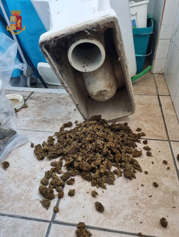 Nascondevano la droga sotto il water: padre e figlio arrestati a Maracalagonis