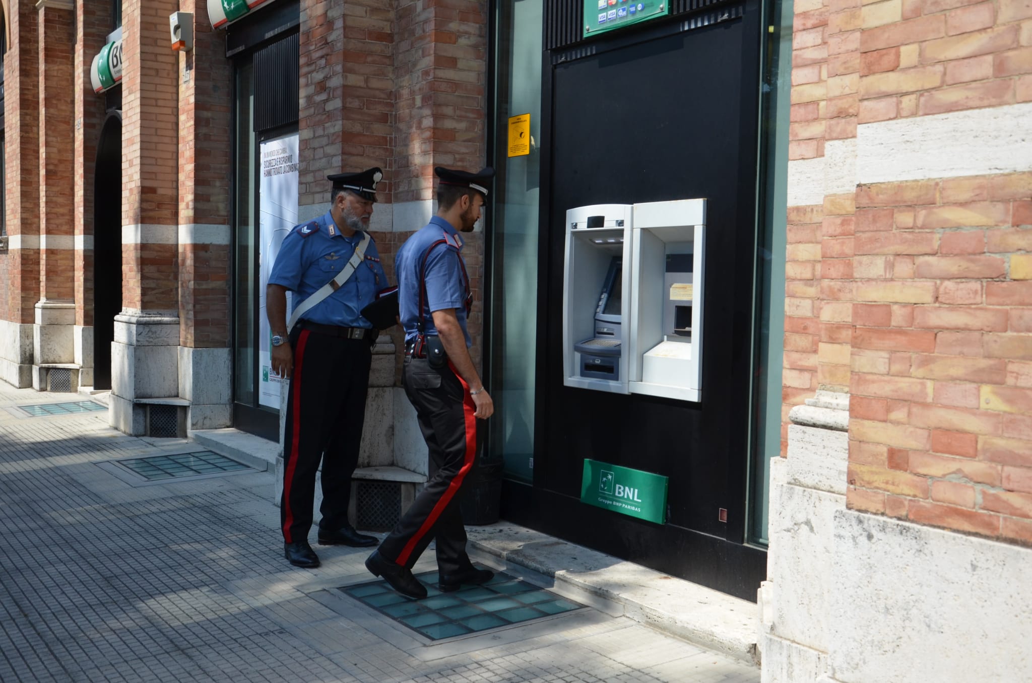 Ruba il portafoglio di un’infermiera e utilizza ripetutamente la carta di credito per piccole spese: denunciato a Quartu