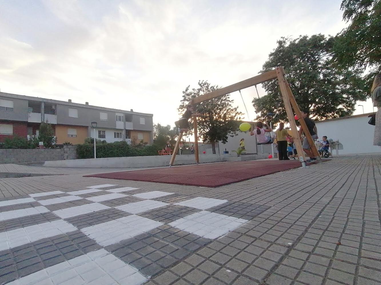 Uta, nuovi giochi per bimbi e pavimentazione anti trauma in piazza Paolo VI