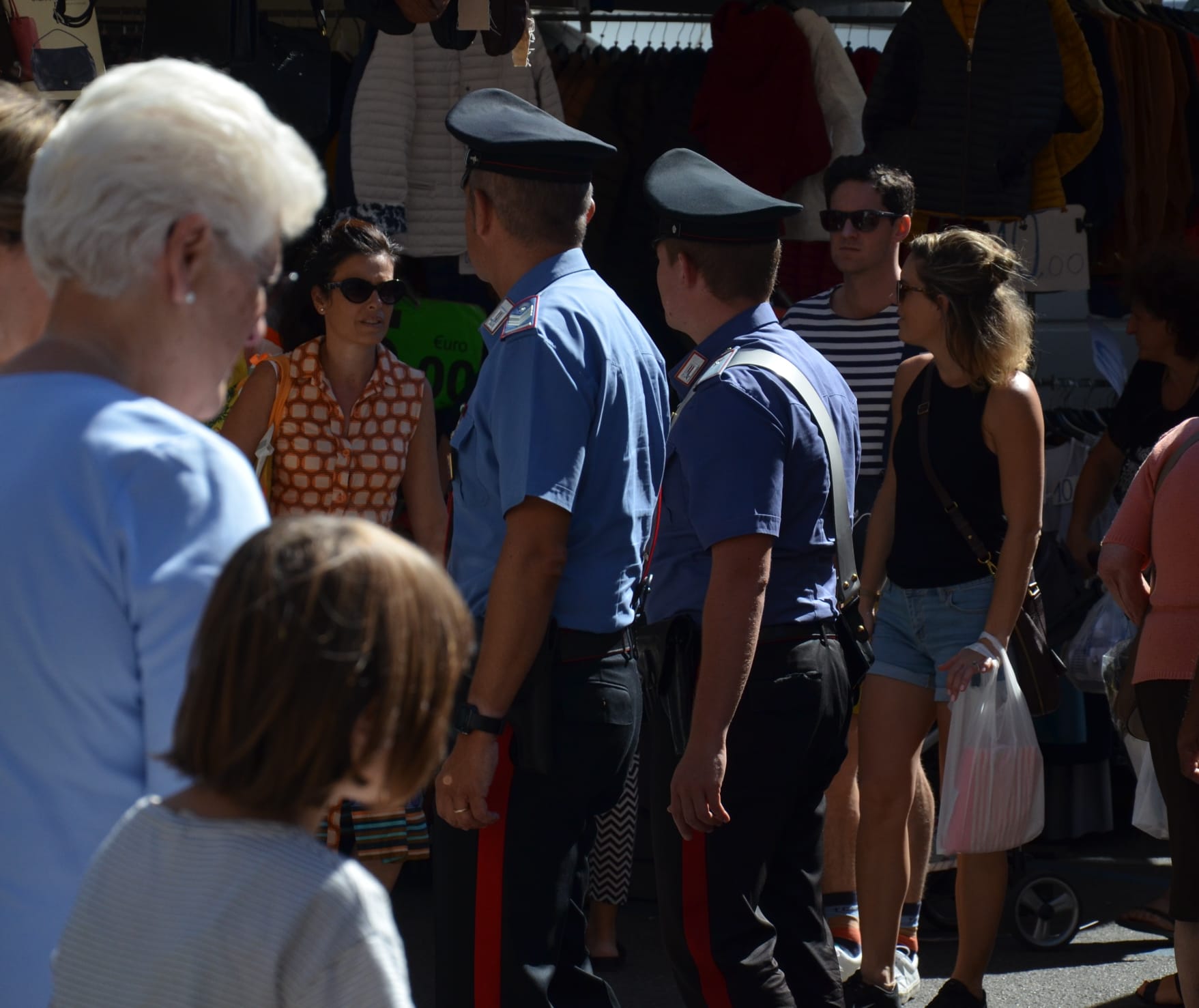 Minaccia la titolare del negozio con un taglierino, cameriera arrestata per rapina a Pula