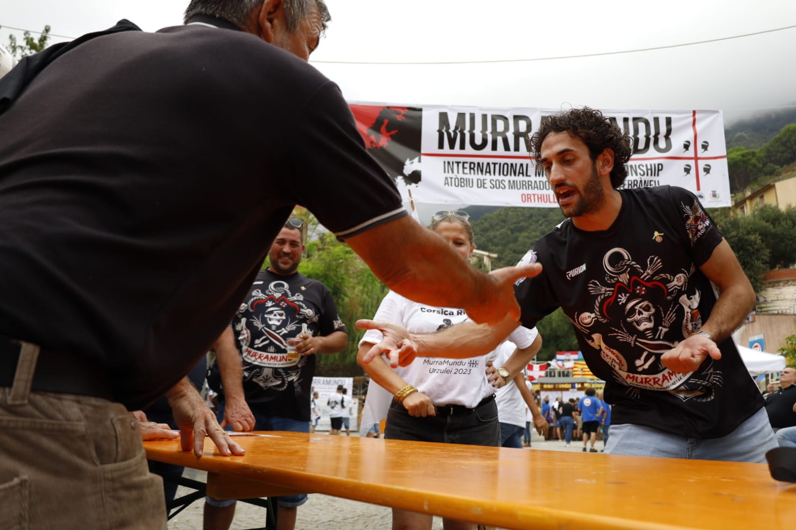 Urzulei, migliaia di persone in festa per la grande sfida internazionale al gioco de Sa Murra