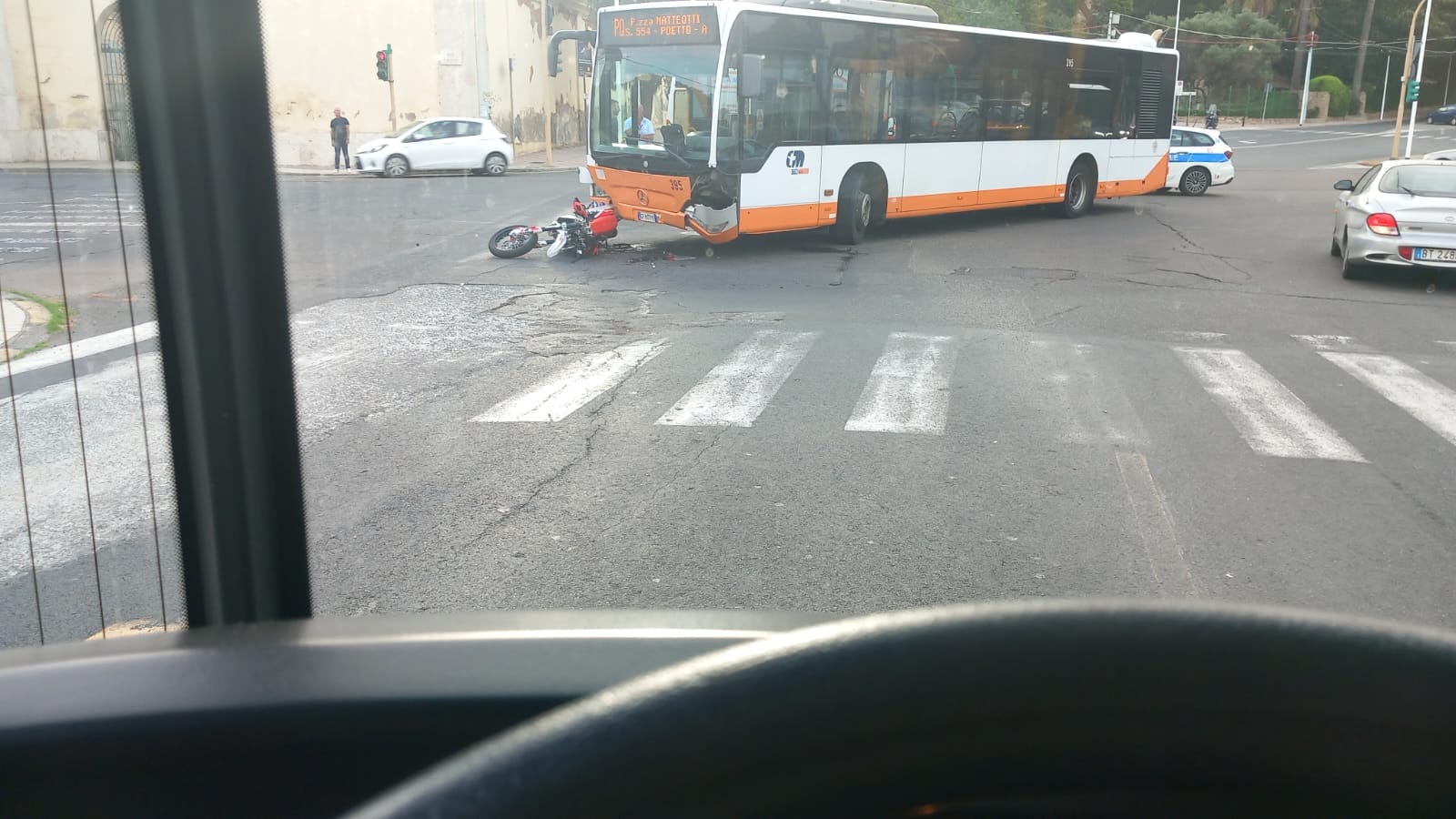 Paura a Cagliari, bus contro scooter in viale Bonaria: grave un centauro di 17 anni