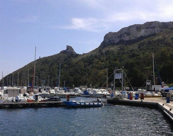 Cagliari, 2 cavalletti in strada: il Comune chiude per 8 giorni “Dal Corsaro” a Marina Piccola
