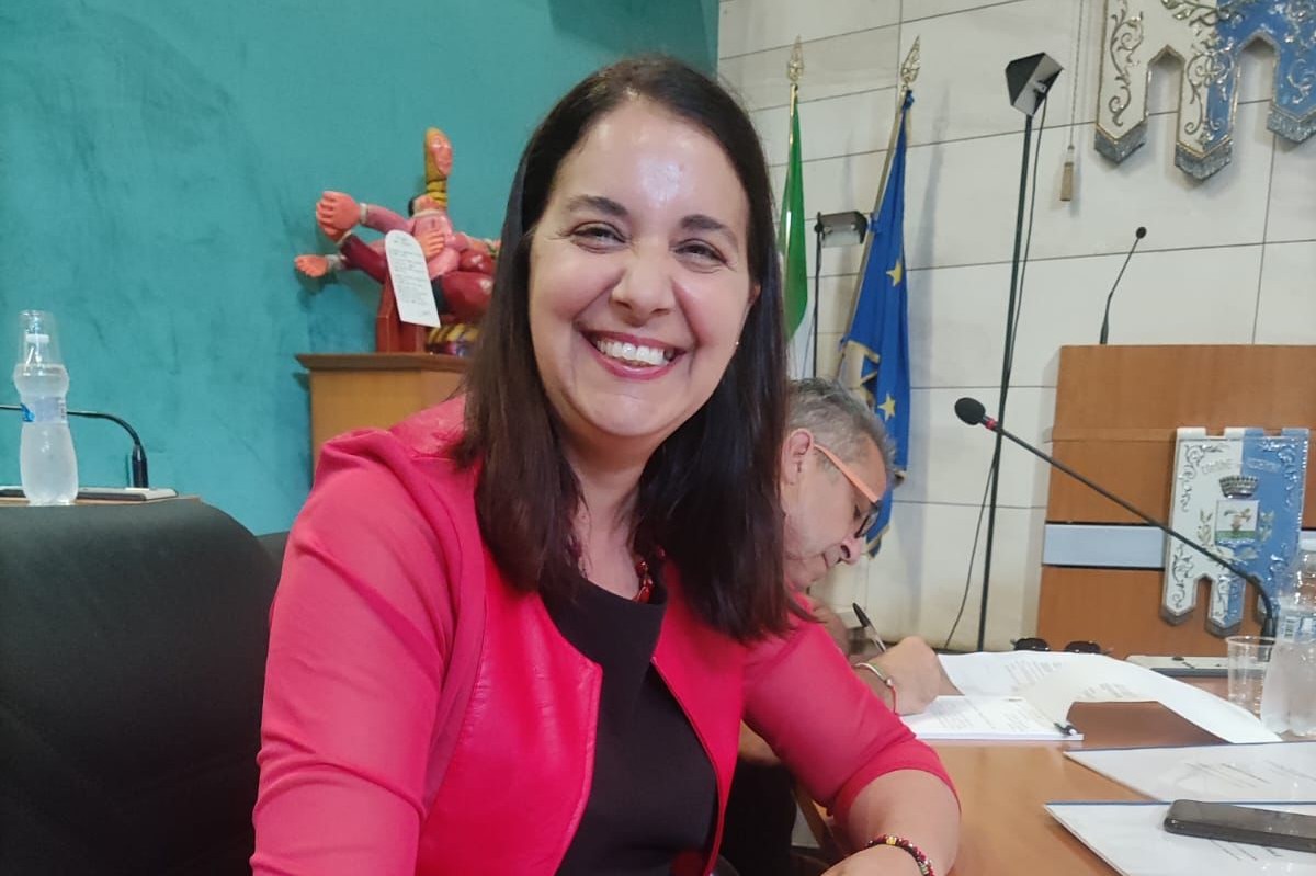 Assemini, il Presidente del Consiglio decreta lo stop alle bottigliette d’acqua in aula