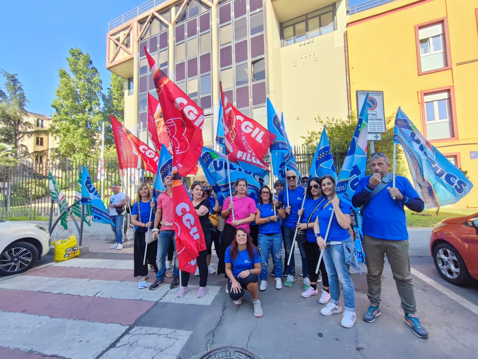 Selargius, protestano gli addetti alle mense scolastiche: “Vogliamo le nuove assunzioni senza tagli agli stipendi”