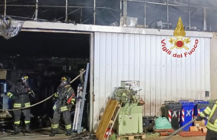 Uta, le fiamme distruggono il tetto della ditta AlAir: “Danni ingenti ma ci risolleveremo”