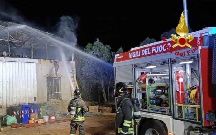 Uta, un incendio danneggia il tetto di un capannone e attrezzi da carpentiere: in salvo un deposito di mobili