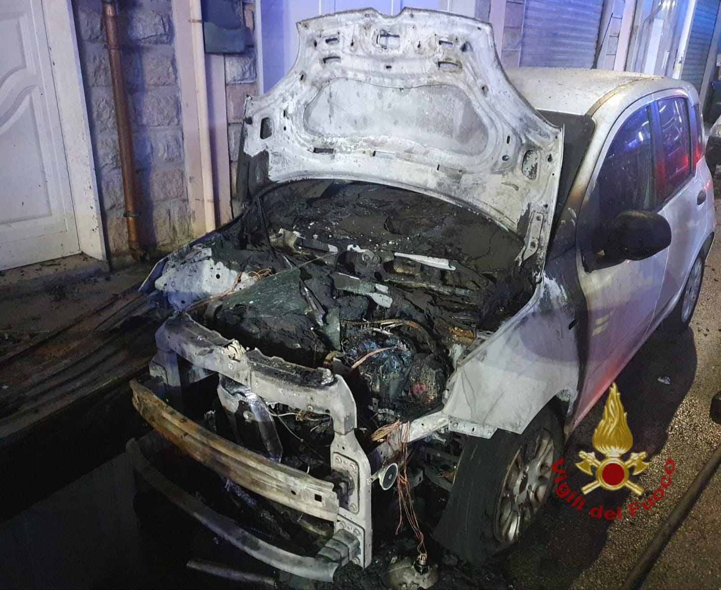 Fiamme nel garage di una palazzina a Quartu: due persone in ospedale, distrutte 2 auto