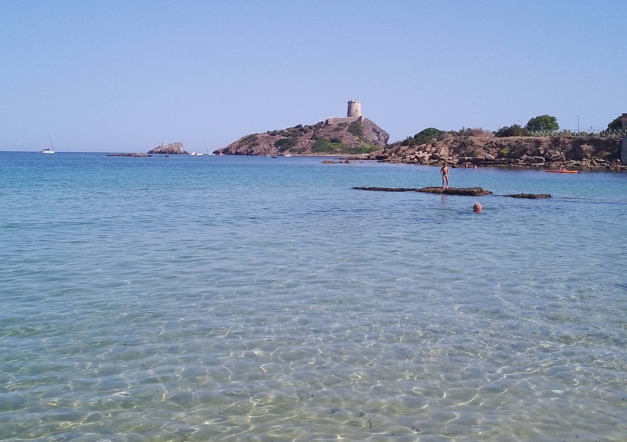 Choc al campo estivo multiculturale a Nora, turista lombarda offende i bambini: “Animali della giungla”