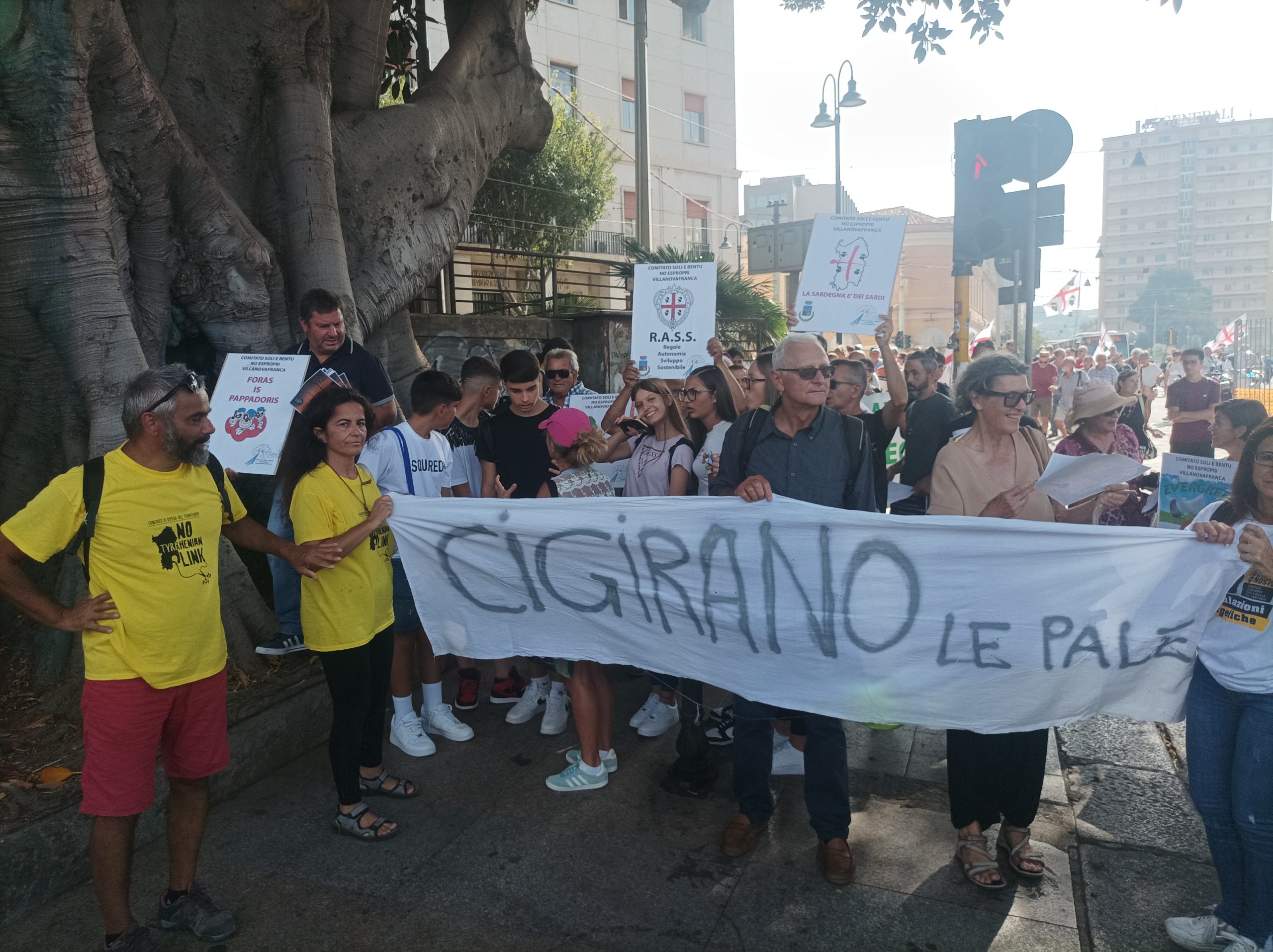 In 300 da tutta la Sardegna a Cagliari contro pale eoliche e Tyrrhenian Link: “No alle speculazione energetiche”