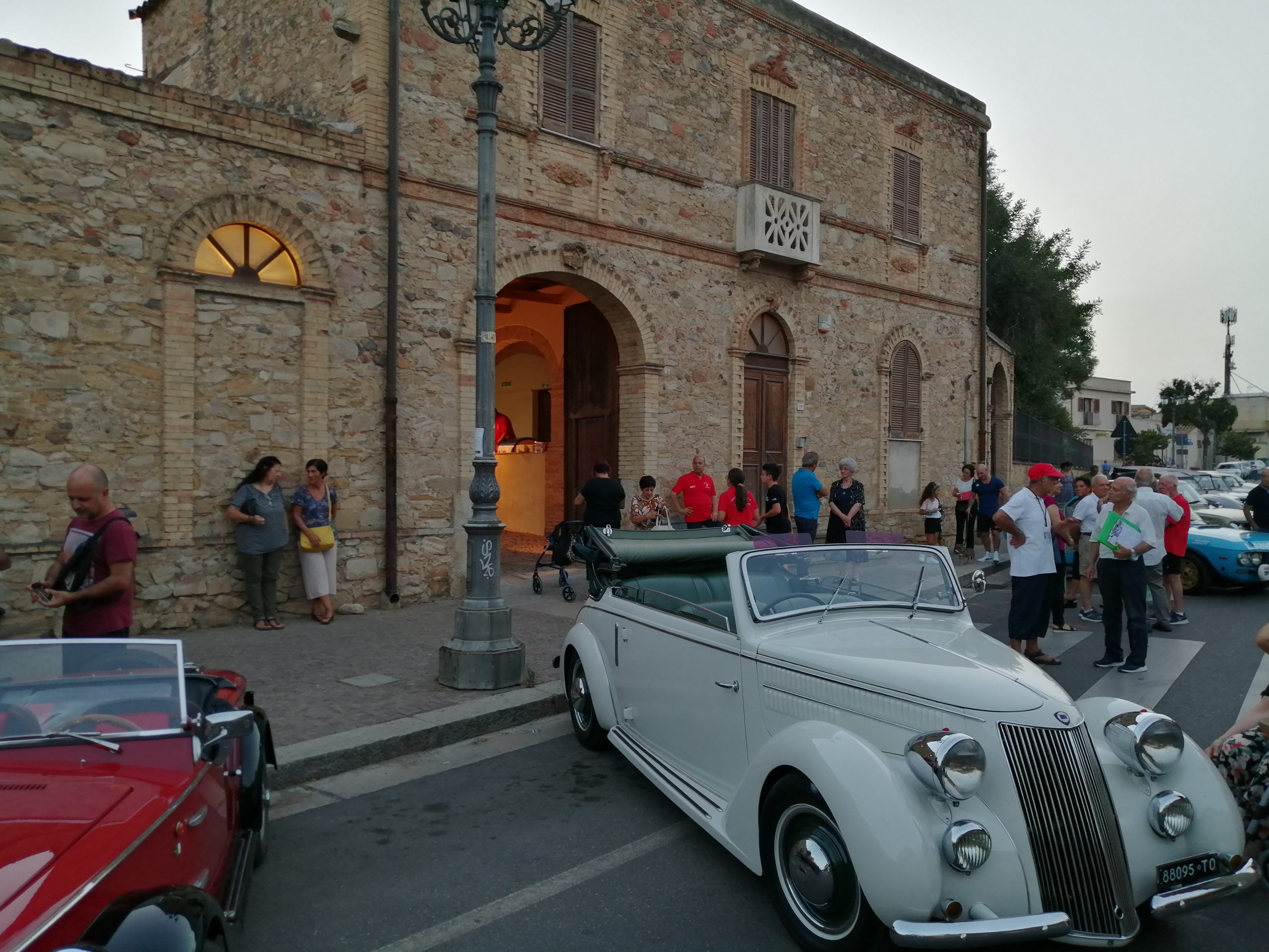 Raduno d’auto d’epoca a Settimo San Pietro in nome della solidarietà