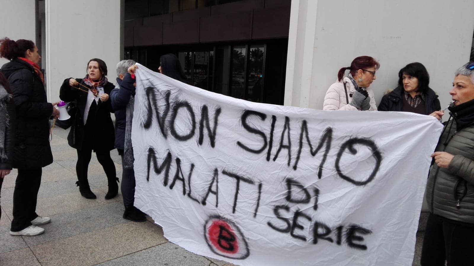 Fibromialgia, in Sardegna gli 800 euro sono un miraggio: “Soldi mai arrivati a noi malati”