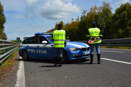 Contromano sulla Ss 131, anziano bloccato e sanzionato dalla polizia