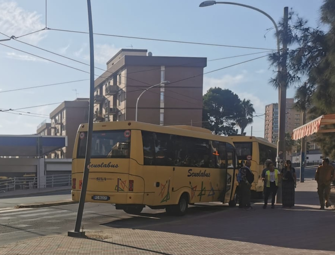 Cagliari, il bus da via Stoccolma parte tardi: “Così i nostri figli perdono un’ora di lezione”