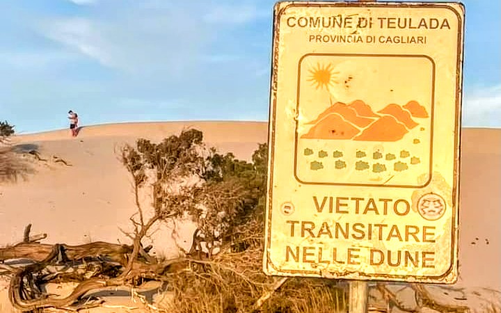 Teulada, le dune scalate e calpestate ancora una volta nonostante il divieto