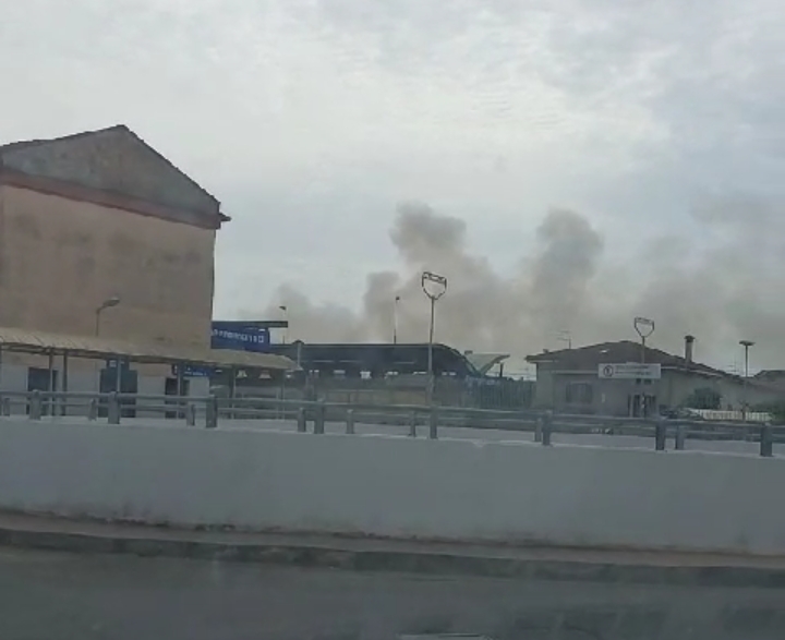 Grosso incendio nelle campagne di Serramanna, colonne di fumo ben visibili da chilometri
