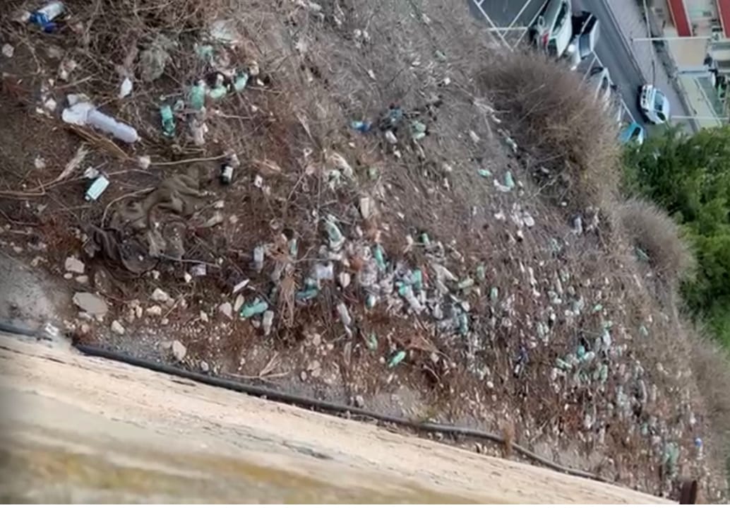 La discarica di Bonaria a Cagliari: bottigliette e cartacce sulla necropoli paleocristiana