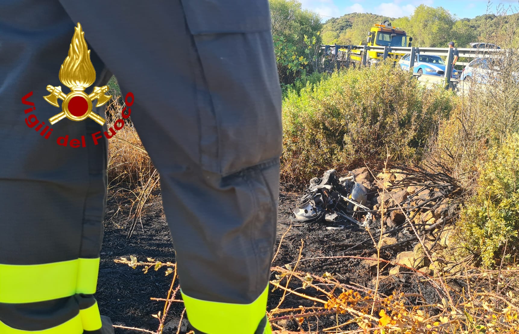 Urta contro il guardrail e finisce nella scarpata, centauro perde le gambe: il dramma in Sardegna