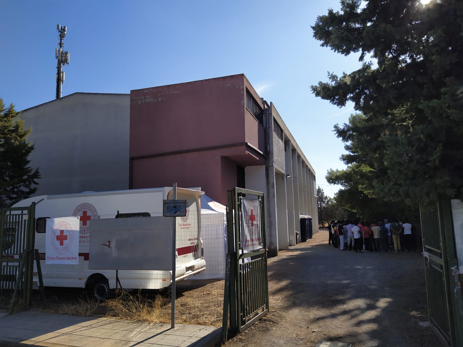 Sinnai, arrivati i primi migranti mediorientali: “Saranno seguiti dalla Croce Rossa e resteranno nella palestra solo qualche giorno”