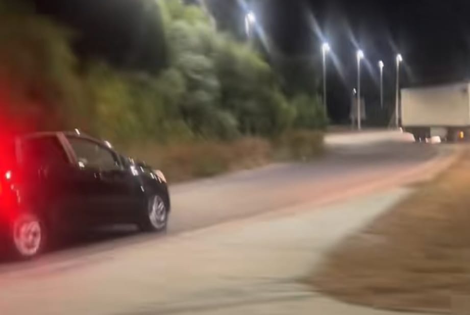 Follia a Quartu, auto percorre via Fiume contromano alle 4 del mattino: ecco il video choc