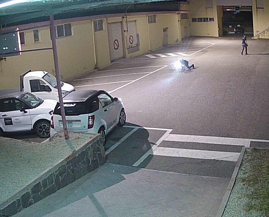 Cagliari, cerca di rubare nel negozio di moto ma ci sono le telecamere: “Ha cercato di nascondersi nell’erba”