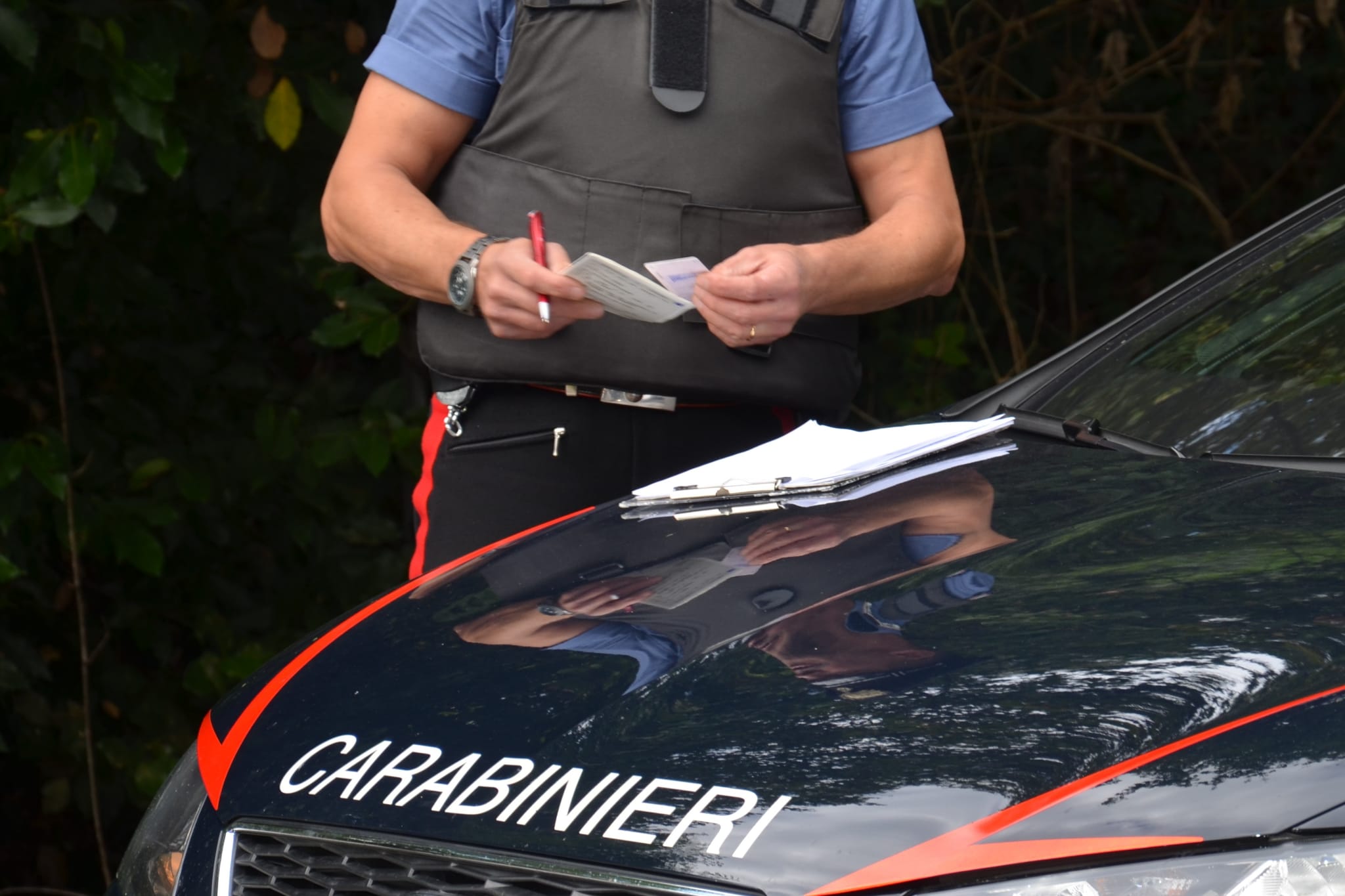 Ubriaco al volante si schianta contro un’auto, scappa e vola fuori strada: 45enne di Sanluri denunciato