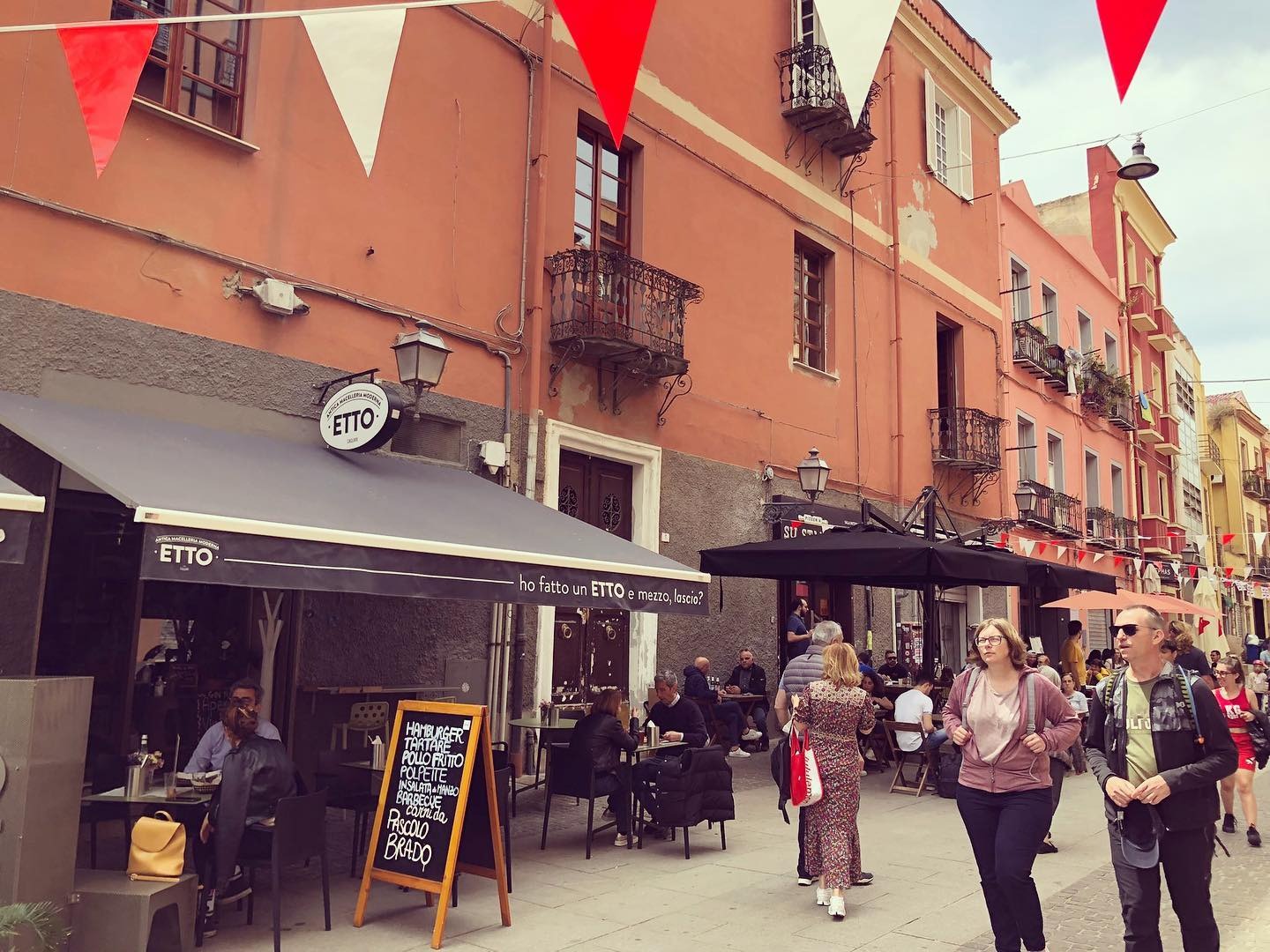 Tavolini abusivi a Cagliari, maxi multe nel Corso: 8mila euro a Su Stampu, 2mila a Framento