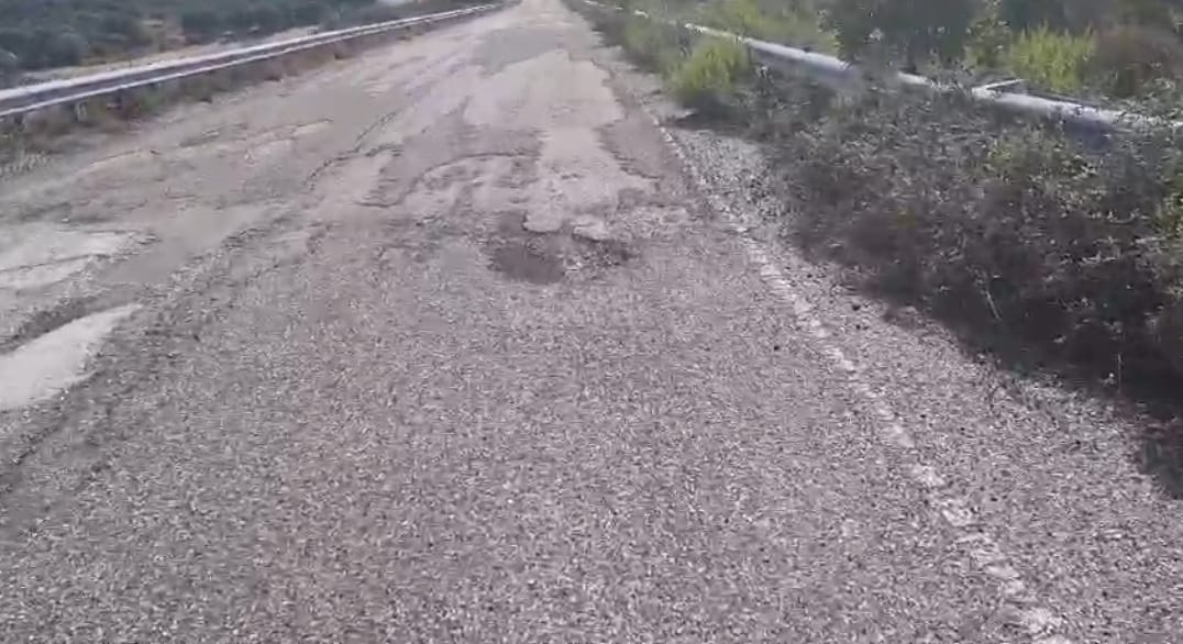 “Danni alle auto e persone cadute, ecco le condizioni della strada verso la colonia penale di Mamone”