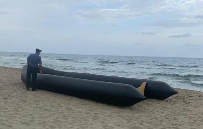 Mistero a Muravera, gommone incagliato a Colostrai: ma a terra nessun migrante